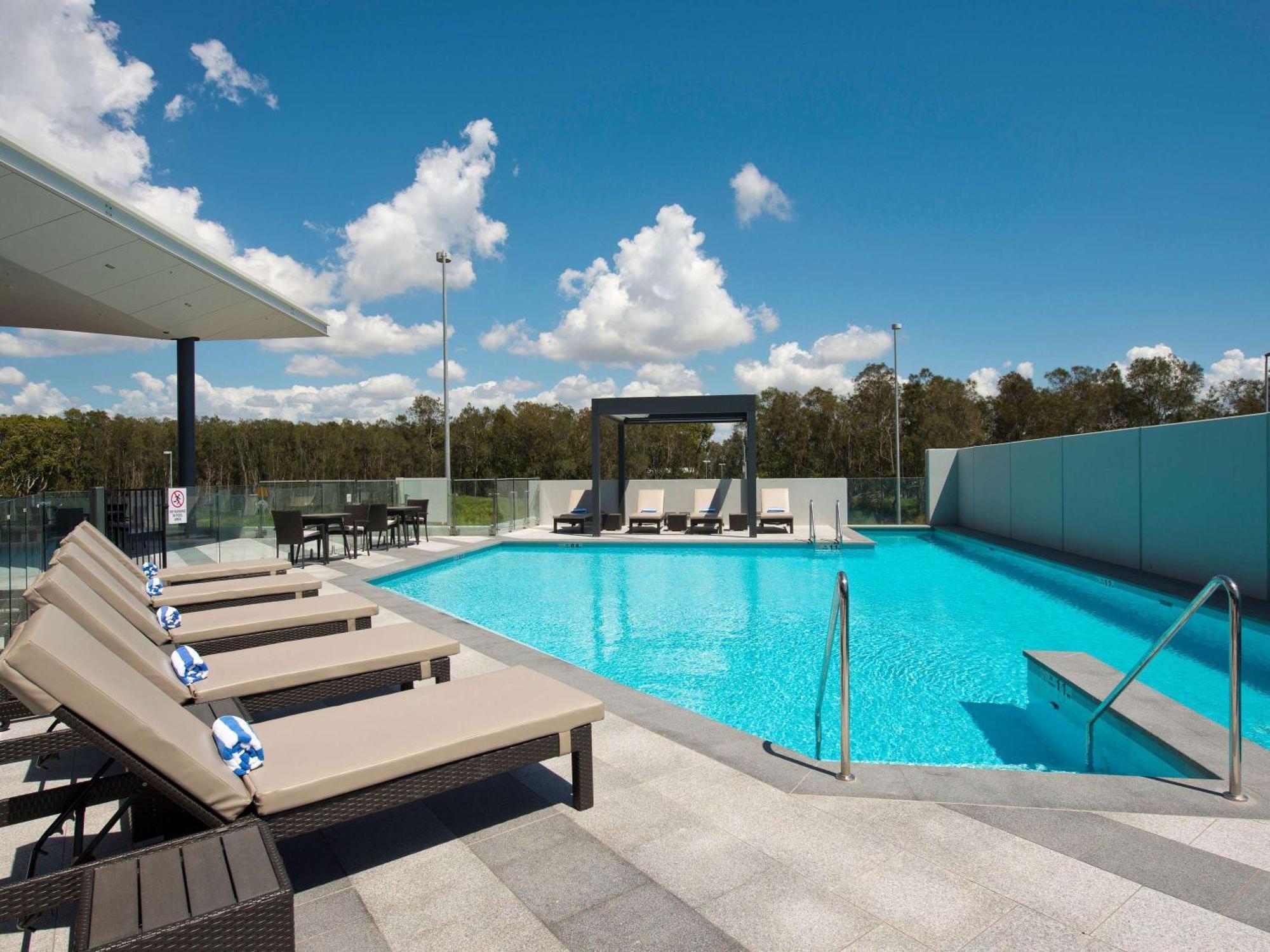 Готель Pullman Brisbane Airport Екстер'єр фото The rooftop pool at the hotel