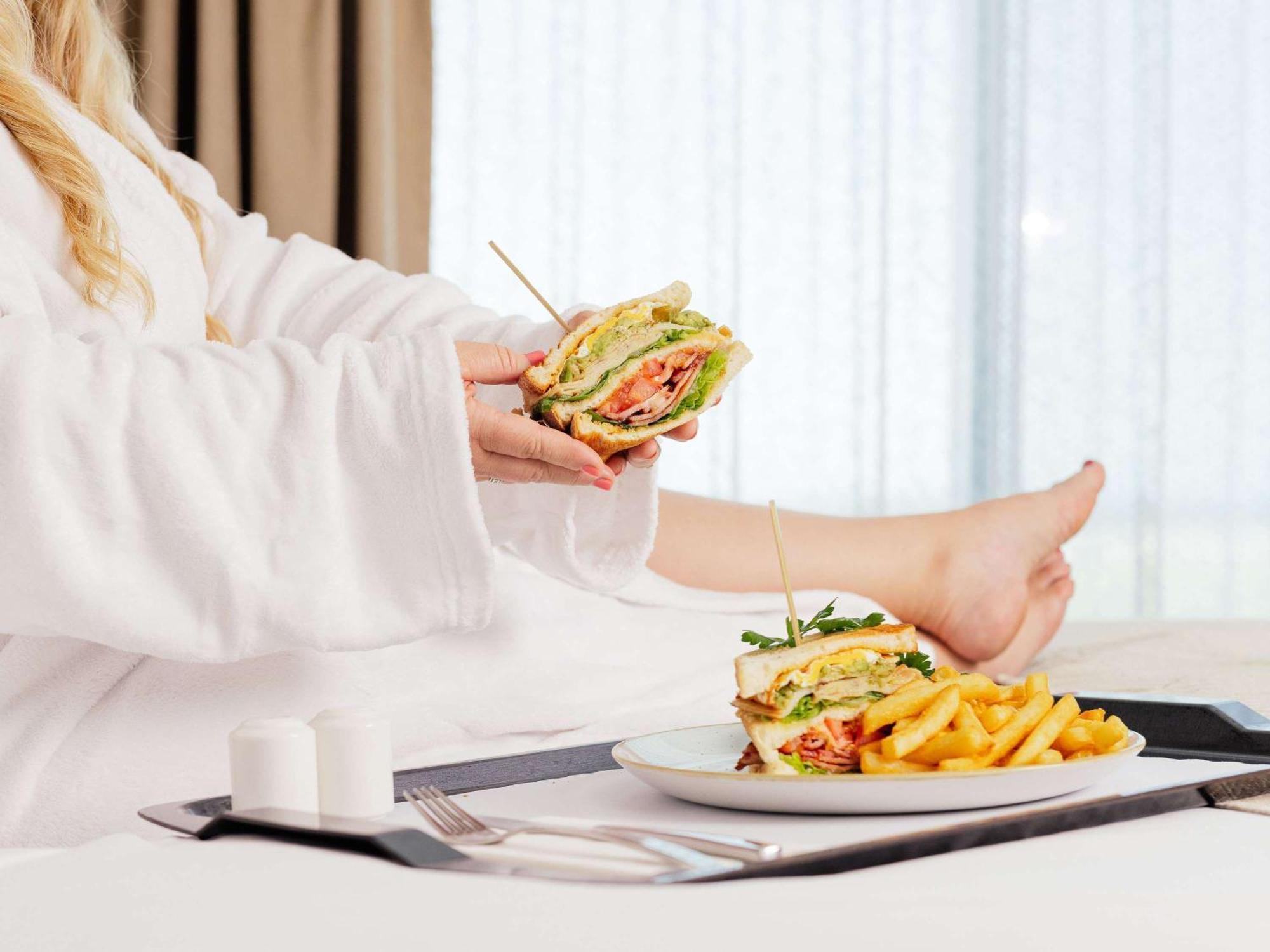 Готель Pullman Brisbane Airport Екстер'єр фото Room service