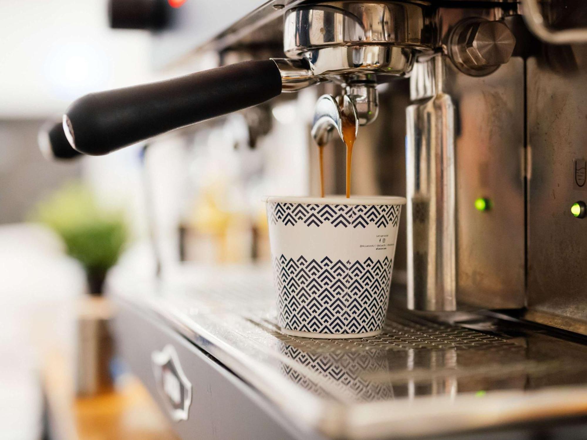 Готель Pullman Brisbane Airport Екстер'єр фото Espresso machine