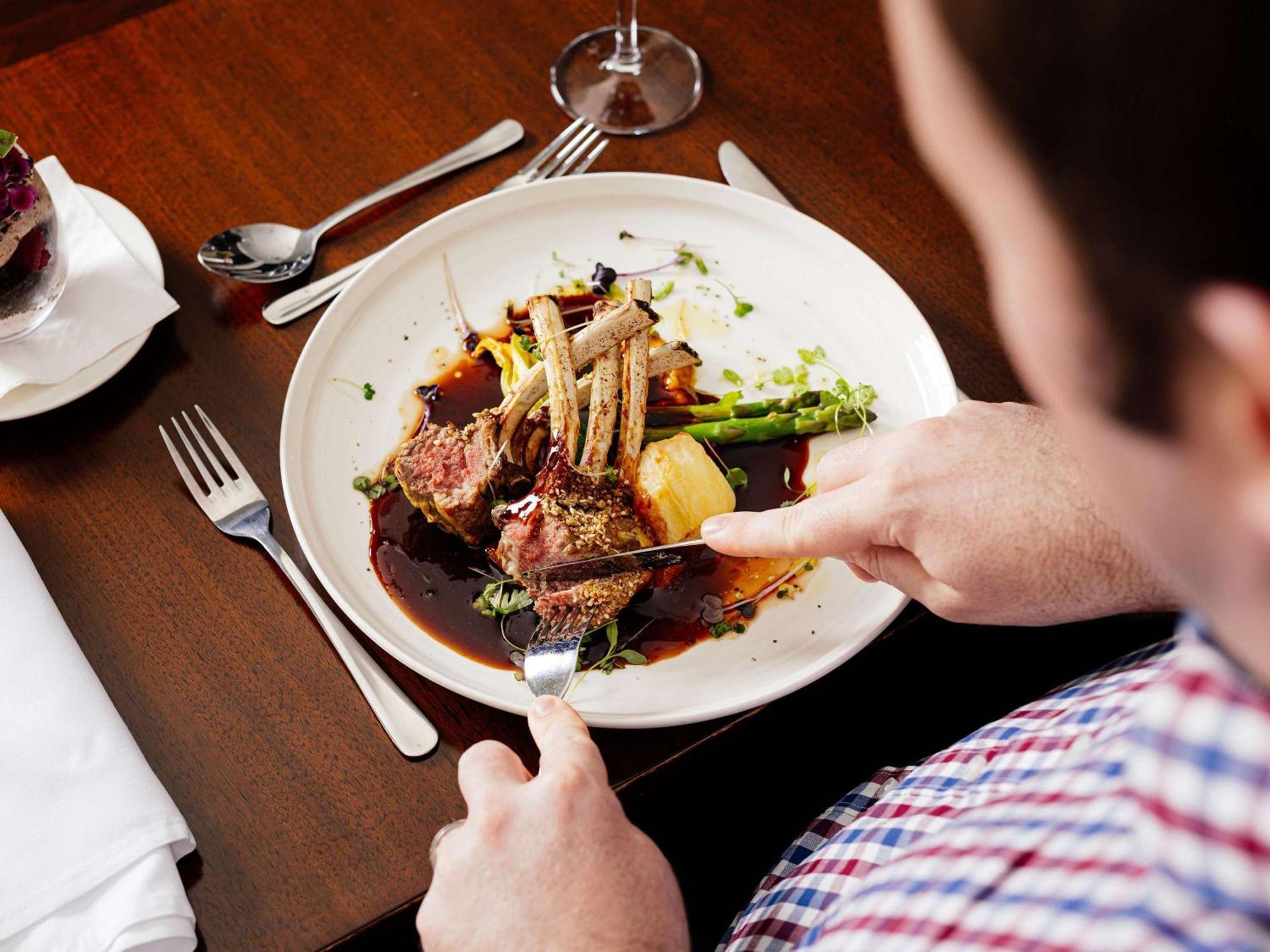 Готель Pullman Brisbane Airport Екстер'єр фото A man eating a meal