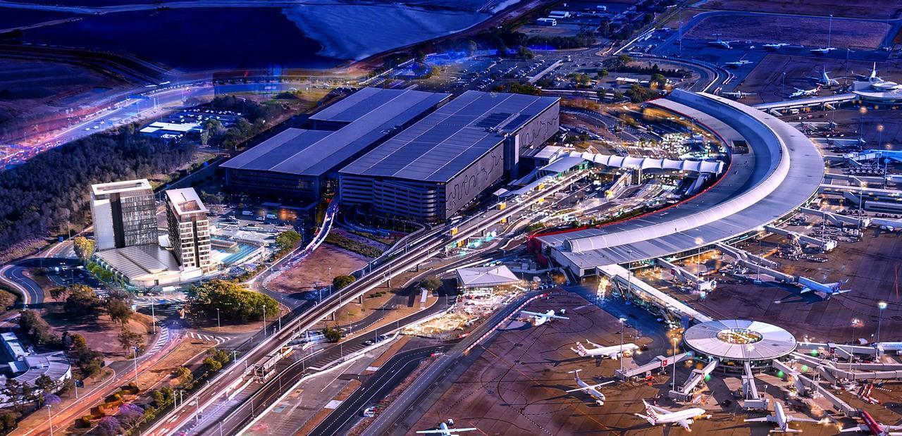 Готель Pullman Brisbane Airport Екстер'єр фото Aerial view of the airport at night